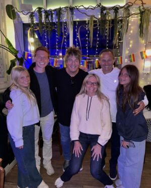 Paul Sidoti Instagram - 🇬🇧 London you were incredible!! Great times catching up with my dear friend and musical hero @bryanadams with Flat Scarlett getting to say hi and tour the city.. She had so much fun especially shopping at Harrod’s 🤣. And to my dear friends/family the Schwarz’s who came to visit and brought a little piece of home, thank you for everything.. @amy_schwarz_1 @aschwarz_ @campbellschwarz @_dannischwarz Danny Schwarz.. ❤️