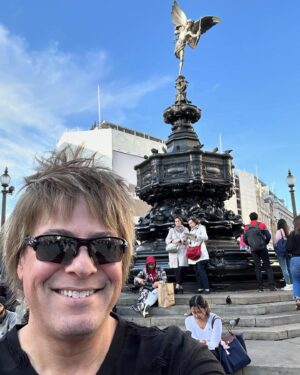 Paul Sidoti Instagram - 🇬🇧 London you were incredible!! Great times catching up with my dear friend and musical hero @bryanadams with Flat Scarlett getting to say hi and tour the city.. She had so much fun especially shopping at Harrod’s 🤣. And to my dear friends/family the Schwarz’s who came to visit and brought a little piece of home, thank you for everything.. @amy_schwarz_1 @aschwarz_ @campbellschwarz @_dannischwarz Danny Schwarz.. ❤️