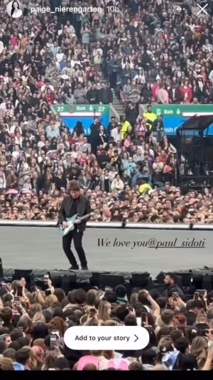 Paul Sidoti Instagram - Thanks Paige for this footage of the outro to “Lover” 🎸☺️ P.S. Looking for any up close footage of this in its entirety.. Feel free to pass it along.. Thanks!🙏🏻 @taylorswift #theerastour