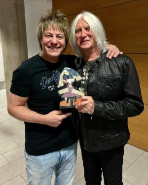 Paul Sidoti Instagram - Dublin! You were amazing! Flat Scarlett got to hang out for a long time with my dear friend of 16 years @joeelliott of @defleppard .. Caught up on so much and the fun times we’ve had since crossroads .. Loved seeing many fans at Temple Bar having some Guinness and friends who came from the states.. Onward! 🇮🇪🎸 @taylorswift