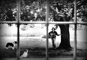 Paul Simon Instagram - Paul playing to a captivated audience in Pennsylvania, 1972. 📷: Peter Simon
