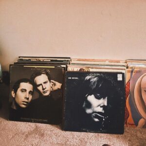 Paul Simon Instagram - What records are you spinning in the new year?

📷: @marcowitkamp // @vinylophyle // @atalayagreen // @flippingthroughvinyl // @jpoubaez