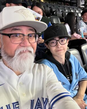 Paul Sun-Hyung Lee Instagram - Let’s go @bluejays !!!
Overjoyed to be catching our first game of the year with @mileslee_34 !!! #tothecore #mlb #baseball⚾️ #okseeyou