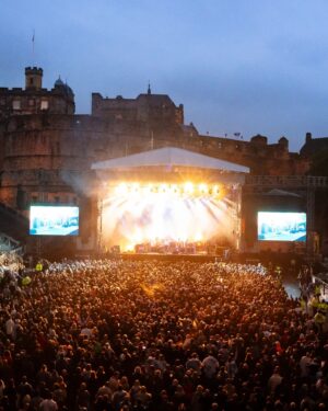 Paul Weller Instagram - A few moments from Paul and the guys at Edinburgh Castle 🏴󠁧󠁢󠁳󠁣󠁴󠁿

Thank you to everyone who battled the rain!

📸  Robin Clewley (1-3, 5-10 @robinclewleyphotography) & Stewart Fullerton (4, @stewart_fullerton_photography)