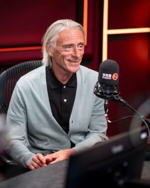 Paul Weller Instagram - A big thank you to both @zoetheball and Lauren Laverne for hosting Paul this morning on @bbcradio2 and @bbc6music!

📸 James Watkins (@jcwatkinsphotography)