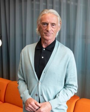 Paul Weller Instagram - A big thank you to both @zoetheball and Lauren Laverne for hosting Paul this morning on @bbcradio2 and @bbc6music!

📸 James Watkins (@jcwatkinsphotography)