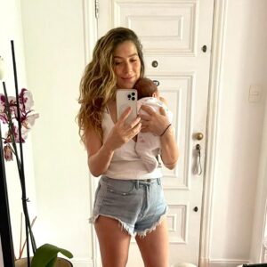 Paula Costa Instagram - 18 dias de MARIA ❤️🌸🍄

A primeira foto foi hoje e a segunda, 18 dias atrás saindo pra maternidade. 

A natureza segue me ensinando sobre a beleza e os desafios dessa eterna e linda dicotomia que é o maternar. 
Tudo completamente diferente e igual ao mesmo tempo, depois de 17 anos.

Dias, noites e madrugadas de entrega pra nossa pequena que chegou para florir nossa família !

Indescritível a emoção e explosão de amor de ver meu filho segurando a irmã no colo 😭

Meus meninos, amo vcs infinito @rodrigosuricato @matheus.cm_