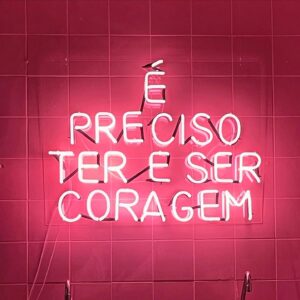 Paula Costa Instagram - É Preciso Ter e Ser Coragem, agora na versão neon. A frase que me lembra todos os dias de olhar pra dentro e seguir meu coração - a matéria prima da minha existência 💗⚡️

{ Infos por inbox }

.
 #éprecisoteresercoragem #paulacosta #arte #artecontemporanea #neon