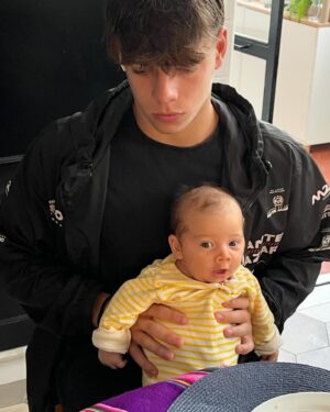 Paula Costa Instagram - 2 meses da nossa MARIA e desse amor avassalador pelos meus FILHOS 🥹. 

Maricota com roupa que a mama criou passando pra mandar beijo pra vcs 💖