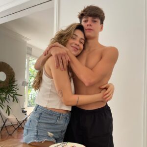 Paula Costa Instagram - Hoje meu filho faz 17 anos! 17 !! 

Cara @matheus.cm_ eu te amo absurda e absolutamente. 
Não tem um aniversário seu que eu não olhe pra trás com gratidão e emoção. Te honro meu filho! Hj e sempre.
Somos melhores amigos e assim seguiremos sendo sempre! 

Vc enche sua família de orgulho. Que homem foda vc é ❤️

Agradeço todos os dias por você ter me escolhido como sua mãe. Que privilégio! 

happy bday MEU SOL!!!!! ❤️🎂❗️