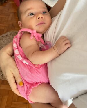Paula Costa Instagram - 2 meses da nossa MARIA e desse amor avassalador pelos meus FILHOS 🥹. 

Maricota com roupa que a mama criou passando pra mandar beijo pra vcs 💖