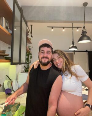 Paula Costa Instagram - Dump dessa última semana pra lá de emocionante:

1,2 e 3 - fotos desse ensaio com a @pamelamirandafoto na cachoeira - uma dos meus lugares preferidos na natureza e que tá difícil desapegar de tão lindo que ficou. 

4 e 5 - trabalhando no ateliê dias antes da Maria chegar

6 e 7 - moiséis da @daniellasarahyba , minha amiga muito amada que foi dos 3 filhos dela e agora ela emprestou pra Maria tb usar e foi nele que guardei essa surpresa pro @rodrigosuricato 
Bordei um trecho da música que ele escreveu anos atrás para nossa filha/ filho e hj vai virar um quadro pra ela levar pra vida toda

8 - Maria hj muito animada no consultório da @dravivianemonteiro 

9 - Registro caseiro de um pai e uma mãe muito emocionados aguardando ansiosamente pela nossa Maricota

10 - um agradecimento carinhoso à todas vcs pela troca até aqui. Que rede linda formamos e continuaremos

Filha, estamos mais que prontos ❤️