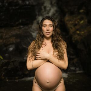 Paula Costa Instagram - Bom dia! Por aqui muita expectativa pois talvez nossa pequena venha essa semana. O corpo dá os sinais, eu sinto e aceito.

9 meses.
Me sinto natureza na sua maior potência. 
Meu trabalho e pesquisa como artista plástica nunca fez tanto sentido. 
Sinto e aceito. 

Obrigado por tanto carinho e torcida.
Como diz aquele provérbio africano: É necessario uma aldeia inteira para educar uma única criança. 

Linda semana pra vocês!

Sigamos juntas !

Fotos @pamelamirandafoto