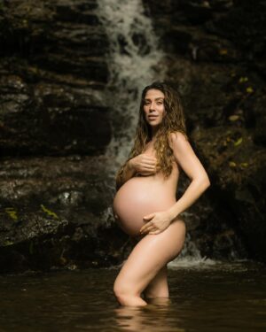 Paula Costa Instagram - Bom dia! Por aqui muita expectativa pois talvez nossa pequena venha essa semana. O corpo dá os sinais, eu sinto e aceito.

9 meses.
Me sinto natureza na sua maior potência. 
Meu trabalho e pesquisa como artista plástica nunca fez tanto sentido. 
Sinto e aceito. 

Obrigado por tanto carinho e torcida.
Como diz aquele provérbio africano: É necessario uma aldeia inteira para educar uma única criança. 

Linda semana pra vocês!

Sigamos juntas !

Fotos @pamelamirandafoto