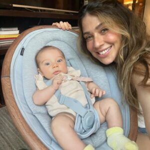 Paula Costa Instagram - Esses últimos 15 dias foram intensos, desafiadores, porém lindos e deliciosos.

Maria fez 3 meses,

Eu gravei 2 campanhas lindíssimas de Dia das Mães, uma delas com lançamento de collab que acho que vcs vão amar .. ,

Produzi 46 novas esculturas minha nova ed. limitada da Série Gelo que chega amanhã no ateliê - obs: pra quem estava esperando esse momento, fiquem de olho :) 

Dei uma escapada rápida pra comemorar o amor em formato de festival dos meus amigos @annybmeisler e @rony e ainda reencontrei amigas que amo ( o que me fez muuuuuuito bem e feliz - como tava precisando!

Choquei minhas crias,

E aos poucos, to começando a sentir e chamar pra um café essa minha nova versão que surge ainda timidamente mas com toda a intensidade e revilução que a maternidade traz 

Sou só gratidão ❤️🌸
