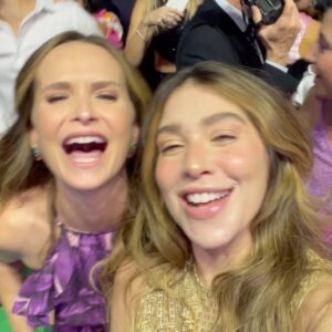 Paula Costa Instagram - Esses últimos 15 dias foram intensos, desafiadores, porém lindos e deliciosos.

Maria fez 3 meses,

Eu gravei 2 campanhas lindíssimas de Dia das Mães, uma delas com lançamento de collab que acho que vcs vão amar .. ,

Produzi 46 novas esculturas minha nova ed. limitada da Série Gelo que chega amanhã no ateliê - obs: pra quem estava esperando esse momento, fiquem de olho :) 

Dei uma escapada rápida pra comemorar o amor em formato de festival dos meus amigos @annybmeisler e @rony e ainda reencontrei amigas que amo ( o que me fez muuuuuuito bem e feliz - como tava precisando!

Choquei minhas crias,

E aos poucos, to começando a sentir e chamar pra um café essa minha nova versão que surge ainda timidamente mas com toda a intensidade e revilução que a maternidade traz 

Sou só gratidão ❤️🌸