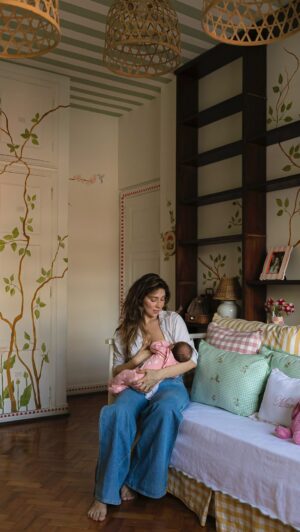 Paula Costa Instagram - Uma ciranda muito especial de mulheres me ajudou a criar o quarto Maria, essa floresta mágica, do jeito que eu imaginei.

Tenho certeza que ela já sente todo esse amor e vai curtir cada detalhe do quartinho dela. 

Muito obrigada à todas vocês pelo trabalho único, incrível e pelo carinho em cada detalhe. Que sorte ter vocês ao meu lado 💗

Criação do projeto @babiteixeira 
Pintura,móbile e casinhas artista plástica @isartesisavaladares 
Enxoval do berço e cama @naeliadonattienxovais e suas bordadeiras de Fortaleza, indicação especial da @jubutlerbabyshopper 
Cômoda @lzstudiomini @annybmeisler   pintura @isartesisavaladares 
Personal Organizer @elisaborges_personalorganizer 

Video imagens minhas e da @pamelamirandafoto