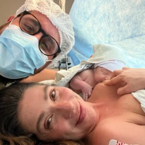 Paula Costa Instagram - 18 dias de MARIA ❤️🌸🍄

A primeira foto foi hoje e a segunda, 18 dias atrás saindo pra maternidade. 

A natureza segue me ensinando sobre a beleza e os desafios dessa eterna e linda dicotomia que é o maternar. 
Tudo completamente diferente e igual ao mesmo tempo, depois de 17 anos.

Dias, noites e madrugadas de entrega pra nossa pequena que chegou para florir nossa família !

Indescritível a emoção e explosão de amor de ver meu filho segurando a irmã no colo 😭

Meus meninos, amo vcs infinito @rodrigosuricato @matheus.cm_