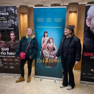Paula Grinszpan Instagram - El sábado estrenamos Las reinas en el teatro Astros y fue hermoso. Una obra que hicimos de forma muy artesanal y con la consigna de que pueda caber en una valija para poder llevarla a cualquier lado. Muuucha gente a la que agradecer!
Gracias a nuestro amado @miguecanevari por su música y por ser el mejor compañero de viajes. A @soyluciapanno por dirigirnos con amor y habilitarnos el disparate. A @leanaspis por terminar de darle forma a lo musical con el piano y el corazón. A @gabigerdelics por diseñar ese mundo hermoso de telas que hace florecer este reino. Gracias a @davidseldes por iluminar este kingdom y a @ofievers por la preciosa adaptación. A @augustocostaok  por ser nuestro “sherpa” e incentivarnos a escribirla y colaborar con datos duros de la realidad históricoeconómica. Gracias a @mediosenterosok y @paulaniccolini por ser los productores más humanos y amorosos. A @andreastivel por confiar y acompañar con sabiduría nuestros pasos junto con todo el increíble equipo del @teatrostrosok. A @josefinadelpopolo por estar siempre y ser un solcito de persona. Gracias @paulacecchi por el cuadro de Diana y Daiana, la mejor pintora del mundo real.  A @mau_vila por la realización de las coronas que son una joya. A @johanna_wilhelm_papercut y @sollevinasphotography por la grafica que hace honores con belleza y sensibilidad al espíritu de la calle corrientes y a @soyleanibarra por plasmar ese primer afiche tan espectacular. Gracias a toda la gente de nuestro querido @culturalmoran por ser nuestro refugio cultural siempre. A @moseinconora y @mauriciokartun por guiarnos en momentos inciertos. A nuestras familias y amigxs que vinieron y aplaudieron en el hall del teatro a la madrugada y a nuestras hijas, Manu y Amanda,  el tesoro más preciado de nuestro kingdom.