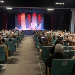 Paula Grinszpan Instagram - El sábado estrenamos Las reinas en el teatro Astros y fue hermoso. Una obra que hicimos de forma muy artesanal y con la consigna de que pueda caber en una valija para poder llevarla a cualquier lado. Muuucha gente a la que agradecer!
Gracias a nuestro amado @miguecanevari por su música y por ser el mejor compañero de viajes. A @soyluciapanno por dirigirnos con amor y habilitarnos el disparate. A @leanaspis por terminar de darle forma a lo musical con el piano y el corazón. A @gabigerdelics por diseñar ese mundo hermoso de telas que hace florecer este reino. Gracias a @davidseldes por iluminar este kingdom y a @ofievers por la preciosa adaptación. A @augustocostaok  por ser nuestro “sherpa” e incentivarnos a escribirla y colaborar con datos duros de la realidad históricoeconómica. Gracias a @mediosenterosok y @paulaniccolini por ser los productores más humanos y amorosos. A @andreastivel por confiar y acompañar con sabiduría nuestros pasos junto con todo el increíble equipo del @teatrostrosok. A @josefinadelpopolo por estar siempre y ser un solcito de persona. Gracias @paulacecchi por el cuadro de Diana y Daiana, la mejor pintora del mundo real.  A @mau_vila por la realización de las coronas que son una joya. A @johanna_wilhelm_papercut y @sollevinasphotography por la grafica que hace honores con belleza y sensibilidad al espíritu de la calle corrientes y a @soyleanibarra por plasmar ese primer afiche tan espectacular. Gracias a toda la gente de nuestro querido @culturalmoran por ser nuestro refugio cultural siempre. A @moseinconora y @mauriciokartun por guiarnos en momentos inciertos. A nuestras familias y amigxs que vinieron y aplaudieron en el hall del teatro a la madrugada y a nuestras hijas, Manu y Amanda,  el tesoro más preciado de nuestro kingdom.