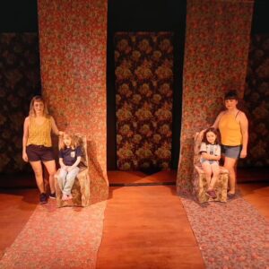 Paula Grinszpan Instagram - El sábado estrenamos Las reinas en el teatro Astros y fue hermoso. Una obra que hicimos de forma muy artesanal y con la consigna de que pueda caber en una valija para poder llevarla a cualquier lado. Muuucha gente a la que agradecer!
Gracias a nuestro amado @miguecanevari por su música y por ser el mejor compañero de viajes. A @soyluciapanno por dirigirnos con amor y habilitarnos el disparate. A @leanaspis por terminar de darle forma a lo musical con el piano y el corazón. A @gabigerdelics por diseñar ese mundo hermoso de telas que hace florecer este reino. Gracias a @davidseldes por iluminar este kingdom y a @ofievers por la preciosa adaptación. A @augustocostaok  por ser nuestro “sherpa” e incentivarnos a escribirla y colaborar con datos duros de la realidad históricoeconómica. Gracias a @mediosenterosok y @paulaniccolini por ser los productores más humanos y amorosos. A @andreastivel por confiar y acompañar con sabiduría nuestros pasos junto con todo el increíble equipo del @teatrostrosok. A @josefinadelpopolo por estar siempre y ser un solcito de persona. Gracias @paulacecchi por el cuadro de Diana y Daiana, la mejor pintora del mundo real.  A @mau_vila por la realización de las coronas que son una joya. A @johanna_wilhelm_papercut y @sollevinasphotography por la grafica que hace honores con belleza y sensibilidad al espíritu de la calle corrientes y a @soyleanibarra por plasmar ese primer afiche tan espectacular. Gracias a toda la gente de nuestro querido @culturalmoran por ser nuestro refugio cultural siempre. A @moseinconora y @mauriciokartun por guiarnos en momentos inciertos. A nuestras familias y amigxs que vinieron y aplaudieron en el hall del teatro a la madrugada y a nuestras hijas, Manu y Amanda,  el tesoro más preciado de nuestro kingdom.