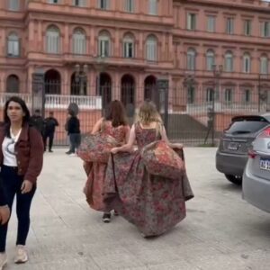Paula Grinszpan Instagram - 👸🏼🫅🏻 LAS REINAS en el TEATRO ASTROS @teatroastrosok

☀️ Nos vamos del @culturalmoran por un tiempito pero nos dieron esta dirección.

♥️ Los esperamos con ansias monarcales!

🎫 Las entradas ya están a la venta por @entradauno