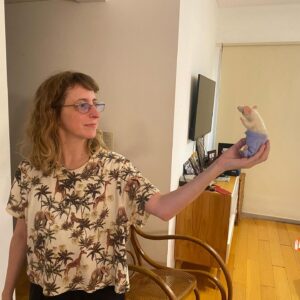 Paula Grinszpan Instagram - Estamos muy emocionadas porque el viernes 5 de julio a las 20:30 estrenamos  nuestra amada obra de teatro Miguel Ángel en el @culturalmoran . No podríamos imaginar un mejor equipo porque es básicamente el MEJOR EQUIPO DEL MUNDO. Amor, obsesividad y estupidez son algunas palabras que definen este proceso. Dirección de @paula_grinszpan y @luciamaciellucia , actuación de @soyluciauribe , dramaturgia @soyluciauribe @paula_grinszpan @luciamaciellucia , @sendonmatias en la iluminación, @gabigerdelics en el vestuario y escenografía, @soyleanibarra en el diseño gráfico, @gabelian en la creación del juguete, @pablostubrin en la fotografía, @bboyspace.arg en asesoría de break dance, y @geor.yoga en la asistencia de producción. Gracias especiales a @josefinadelpopolo .

❤️ Gracias, siempre, a Moran por el apoyo y por ser el lugar donde siempre queremos estar y volver. Gracias @mararaicevic @kokolitxe @lucasancc @carlitadanio @elotrocamino y a toda la gente del moran.

Lxs esperamos! 
 
🎟️ Las entradas se consiguen en la web del @culturalmoran o por @passline_argentina . Quedan poquitas para el estreno. No se duerman que son 8 funciones!