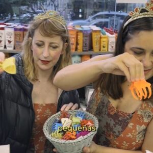 Paula Grinszpan Instagram - ¡Sigue el City Tour de LAS REINAS antes de arribar al @teatroastrosok en Calle Corrientes por dos únicas funciones! 

👑👛🔎👸🏻👸🏼⚠️⚜️👑💄🪮 

LAS REINAS
de @paulagrinzpan y @luciamaciel
ÚNICAS 2 FUNCIONES 
16 y 24 de Febrero a las 20:30 hs 

🪮💄👑⚜️⚠️👸🏼👸🏻🔎👛👑 

🎟Conseguís tus entradas por la web del @teatroastrosok o en la boletería del teatro ! 

Entradas a 8000 pesos, kingdom accesible para todes!

#lasreinas #teatro #humor #callecorrientes #kingdom #realezayrisa #teatro #teatroastros #callecorrientes #teatrooff #comedia #Hermanas #risa #febrero #vibraastros #tickets #Conseguítusentradas #citytour #farmacia #copamenstrual #vinchas #perfium #bienestarpersonal