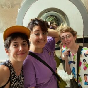 Paula Grinszpan Instagram - Estamos muy emocionadas porque el viernes 5 de julio a las 20:30 estrenamos  nuestra amada obra de teatro Miguel Ángel en el @culturalmoran . No podríamos imaginar un mejor equipo porque es básicamente el MEJOR EQUIPO DEL MUNDO. Amor, obsesividad y estupidez son algunas palabras que definen este proceso. Dirección de @paula_grinszpan y @luciamaciellucia , actuación de @soyluciauribe , dramaturgia @soyluciauribe @paula_grinszpan @luciamaciellucia , @sendonmatias en la iluminación, @gabigerdelics en el vestuario y escenografía, @soyleanibarra en el diseño gráfico, @gabelian en la creación del juguete, @pablostubrin en la fotografía, @bboyspace.arg en asesoría de break dance, y @geor.yoga en la asistencia de producción. Gracias especiales a @josefinadelpopolo .

❤️ Gracias, siempre, a Moran por el apoyo y por ser el lugar donde siempre queremos estar y volver. Gracias @mararaicevic @kokolitxe @lucasancc @carlitadanio @elotrocamino y a toda la gente del moran.

Lxs esperamos! 
 
🎟️ Las entradas se consiguen en la web del @culturalmoran o por @passline_argentina . Quedan poquitas para el estreno. No se duerman que son 8 funciones!