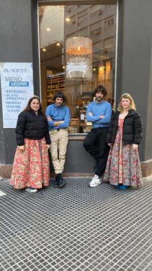 Paula Grinszpan Instagram - ❤️ Cita romántica entre @lasreinas.teatro y @sutottos 

😍 Quieren segunda cita?

 👇🏽Comenten a ver si hay onda. 

Donde nos pueden ver?

🗓LAS REINAS - Domingos de Junio 18hs en @teatroastrosok 

🗓 @sutottos INESTABLE. Sábados 18hs en @teatroelpicadero 

¡Los esperamos! 🌹