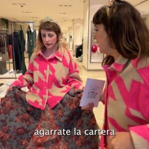 Paula Grinszpan Instagram - 👸🏼🫅🏻 Las reinas de shopping 

👉 Nos despedimos por un tiempo de nuestro amado @culturalmoran Estaremos hasta mediados de agosto. No cuelguen en sacar, quedan pocas entradas! 

♥️ Muy pronto novedades ! 

🎫 Entradas en bio, por @passline_argentina
o en la web de @culturalmoran