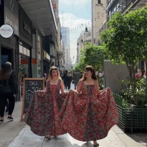 Paula Grinszpan Instagram - 👸🏼🫅🏻 Diana y Daiana en la librería 

👉 NUEVAS FUNCIONES A LA VENTA PARA JULIO Y AGOSTO

🎫 Entradas en bio, por @passline_argentina
o en la web de @culturalmoran