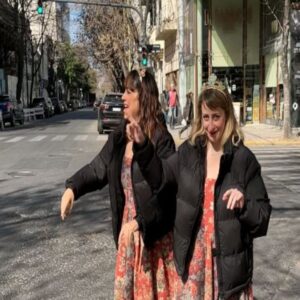 Paula Grinszpan Instagram - 👸🏼🫅🏻 SEGURIDAD VIAL: Las Reinas te enseñan a cruzar la calle.

‼️9/9 AGOTADO y ÚLTIMAS ENTRADAS para el 16/9

🎫 Entradas en bio, en la web del @teatroastrosok o en @entradauno