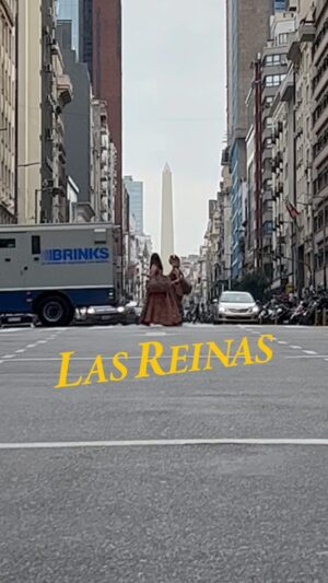 Paula Grinszpan Instagram - 👑 LAS REINAS siguen en la ciudad 👑

Fieles al estilo cómico que las caracteriza, Las Reinas parece que llegaron por fin al Teatro Astros después de caminar por la Avenida Corrientes en busca de la dirección que les habían dado. Habrán llegado al lugar correcto?

Vení a averiguarlo en las funciones de Septiembre de @lasreinas.teatro, una obra de @Paula_Grinszpan y @LuciaMacielLucia

📅 Sábados 9 y 16 de Septiembre, 23hs.
📍 Teatro Astros. Av. Corrientes 746

Dirección: @Paula_Grinszpan @LuciaMacielLucia y @soyluciapanno
Músico: @miguecanevari
Productores: @paulaniccolini y @mediosenterosok

🎟️ Conseguí tus entradas en teatro-astros.com o en la boletería del teatro.

#Teatro #TeatroArgentino #CalleCorrientes #VibraAstros #LasReinas #TeatroOff #TeatroIndependiente