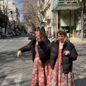 Paula Grinszpan Instagram - En ABRIL vuelven Diana y Daiana al Kingdom del @teatroastrosok, ¿ya tenés tus entradas para verlas? 

👑👸🏻👸🏼🥪🍳🌭 

LAS REINAS
Dir: @paulagrinzpan @luciamaciel y @soyluciapanno
2 FUNCIONES 
Domingos 18 hs
En el @teatroastrosok 

Y además reestrenamos PARAGUAY @paraguay.teatro también en el @teatroastrosok
De @luciamaciellucia y @paula_grinszpan con @mariano.saborido @lamanueli @olaqueviene y @miguecanevari 

🥪🍳🌭👸🏼👸🏻👑 

🎟Conseguís tus entradas por la web del @teatroastrosok, en la boletería del teatro o desde @entradauno ! 

♥️ Entradas a 9000 pesos, kingdom popular.

¿Ya tenés las tuyas? 

#lasreinas #teatro #humor #callecorrientes #paulagrinszpan #luciamaciel #teatroastros #paraguay
