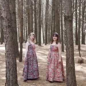 Paula Grinszpan Instagram - Diana y Daiana visitaron @portalbosque en Uruguay y esta es su TripReseña. Si todavía no las viste te queda UNA OPORTUNIDAD. ¡Terminá Febrero con LAS REINAS en el el @teatroastrosok este sábado! 

👑👸🏻👸🏼🌿🌾🌿🌾⚘️ 

LAS REINAS
de @paulagrinzpan y @luciamaciel
Este Sábado 24 de Febrero a las 20:30 hs
En el @teatroastrosok 

⚘️🌾🌿🌾🌿👸🏼👸🏻👑 

🎟Conseguís tus entradas por la web del @teatroastrosok, en la boletería del teatro o desde @entradauno ! 

Entradas a 8000 pesos, kingdom accesible para todes! 

¿Ya tenés las tuyas? 

#lasreinas #teatro #humor #callecorrientes #kingdom #realezayrisa #teatro #teatroastros #callecorrientes #teatrooff #comedia #Hermanas #risa #febrero #vibraastros #tickets #Conseguítusentradas #diana #daiana
