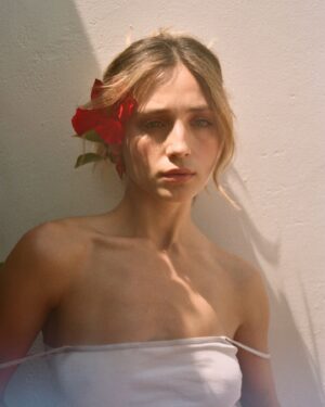 Paula Magalhães Instagram - Uma papoila e uma flor 🌺