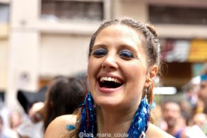 Paula Possani Instagram - Começou! 🎉
Domingo teve o pré carnaval da @charangadofranca 💙 Tava com saudades desse momento mágico de ver a rua tomada de gente colorida, brilhante e dançante! O riso de criança nas fotos dispensa explicações! Tocar juntos é uma baita onda! Bora que ainda tem muito mais! Lembrando que o respeito pelo bloco, pelas minas e por todas as pessoas q estiverem trabalhando ou se divertindo no rolê é o mais importante de tudo. Cuidado com o espaço público tbm. A rua é de todos e o carnaval um exercício de convivência e coletividade que exige educação e respeito. No mais é alegria a nossa maior subversão! 🎊
.
As fotos são da @tais_maria_couto e do @pedrosauloab 
(as da Tais tem assinatura na própria foto 😉)