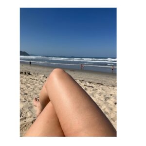 Paula Possani Instagram - Do story para o feed, a lembrança dessa prainha delícia onde eu queria estar! ☀️🌱❤️
