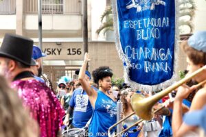 Paula Possani Instagram - Começou! 🎉
Domingo teve o pré carnaval da @charangadofranca 💙 Tava com saudades desse momento mágico de ver a rua tomada de gente colorida, brilhante e dançante! O riso de criança nas fotos dispensa explicações! Tocar juntos é uma baita onda! Bora que ainda tem muito mais! Lembrando que o respeito pelo bloco, pelas minas e por todas as pessoas q estiverem trabalhando ou se divertindo no rolê é o mais importante de tudo. Cuidado com o espaço público tbm. A rua é de todos e o carnaval um exercício de convivência e coletividade que exige educação e respeito. No mais é alegria a nossa maior subversão! 🎊
.
As fotos são da @tais_maria_couto e do @pedrosauloab 
(as da Tais tem assinatura na própria foto 😉)
