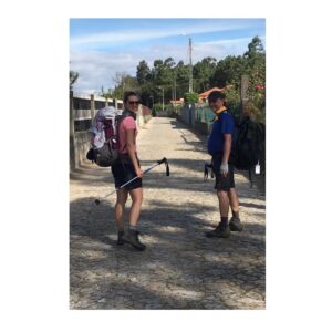 Paula Possani Instagram - #tbt de qdo fiz o caminho de Santiago de Compostela com meu pai. Chegar caminhando, sair caminhando, dormir e acordar para caminhar. Tanta coisa bonita pelo caminho, tantos aprendizados. Viver com pouco, só com o que vc pode carregar. Um passo depois do outro. E outro. E outro……….. Uma das grandes experiências que trago na memória! ❤️ #caminhodesantiago #santiagodecompostela #vidanomade #trilha #trilheirasdobrasil #trilheiras #caminho