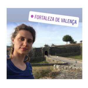 Paula Possani Instagram - #tbt de qdo fiz o caminho de Santiago de Compostela com meu pai. Chegar caminhando, sair caminhando, dormir e acordar para caminhar. Tanta coisa bonita pelo caminho, tantos aprendizados. Viver com pouco, só com o que vc pode carregar. Um passo depois do outro. E outro. E outro……….. Uma das grandes experiências que trago na memória! ❤️ #caminhodesantiago #santiagodecompostela #vidanomade #trilha #trilheirasdobrasil #trilheiras #caminho