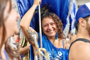 Paula Possani Instagram - Começou! 🎉
Domingo teve o pré carnaval da @charangadofranca 💙 Tava com saudades desse momento mágico de ver a rua tomada de gente colorida, brilhante e dançante! O riso de criança nas fotos dispensa explicações! Tocar juntos é uma baita onda! Bora que ainda tem muito mais! Lembrando que o respeito pelo bloco, pelas minas e por todas as pessoas q estiverem trabalhando ou se divertindo no rolê é o mais importante de tudo. Cuidado com o espaço público tbm. A rua é de todos e o carnaval um exercício de convivência e coletividade que exige educação e respeito. No mais é alegria a nossa maior subversão! 🎊
.
As fotos são da @tais_maria_couto e do @pedrosauloab 
(as da Tais tem assinatura na própria foto 😉)