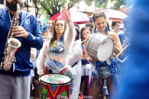 Paula Possani Instagram - Começou! 🎉
Domingo teve o pré carnaval da @charangadofranca 💙 Tava com saudades desse momento mágico de ver a rua tomada de gente colorida, brilhante e dançante! O riso de criança nas fotos dispensa explicações! Tocar juntos é uma baita onda! Bora que ainda tem muito mais! Lembrando que o respeito pelo bloco, pelas minas e por todas as pessoas q estiverem trabalhando ou se divertindo no rolê é o mais importante de tudo. Cuidado com o espaço público tbm. A rua é de todos e o carnaval um exercício de convivência e coletividade que exige educação e respeito. No mais é alegria a nossa maior subversão! 🎊
.
As fotos são da @tais_maria_couto e do @pedrosauloab 
(as da Tais tem assinatura na própria foto 😉)