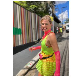 Paula Possani Instagram - Carnaval dia 02 
Suor neon com meu grupinho do amor! 
💖💫
