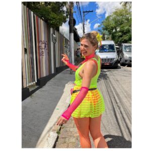 Paula Possani Instagram - Carnaval dia 02 
Suor neon com meu grupinho do amor! 
💖💫