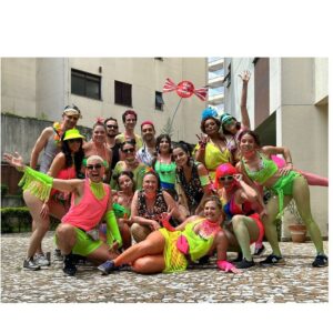 Paula Possani Instagram - Carnaval dia 02 
Suor neon com meu grupinho do amor! 
💖💫