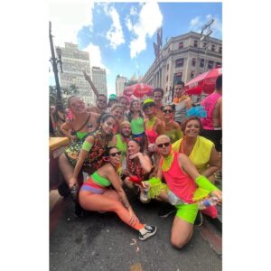 Paula Possani Instagram - Carnaval dia 02 
Suor neon com meu grupinho do amor! 
💖💫
