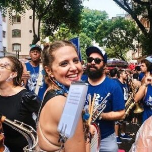 Paula Possani Instagram - Começou! 🎉
Domingo teve o pré carnaval da @charangadofranca 💙 Tava com saudades desse momento mágico de ver a rua tomada de gente colorida, brilhante e dançante! O riso de criança nas fotos dispensa explicações! Tocar juntos é uma baita onda! Bora que ainda tem muito mais! Lembrando que o respeito pelo bloco, pelas minas e por todas as pessoas q estiverem trabalhando ou se divertindo no rolê é o mais importante de tudo. Cuidado com o espaço público tbm. A rua é de todos e o carnaval um exercício de convivência e coletividade que exige educação e respeito. No mais é alegria a nossa maior subversão! 🎊
.
As fotos são da @tais_maria_couto e do @pedrosauloab 
(as da Tais tem assinatura na própria foto 😉)