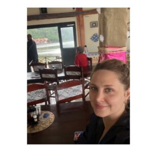 Paula Possani Instagram - Aquelas 8 horinhas no busão que valem super a pena pra chegar num lugar lindo e fazer o trabalho que eu amo com uma equipe maravilhosa! Ilha de Jaguanum! ❤️ @pousadajaguanum @tvzerocinema #cinemanacional